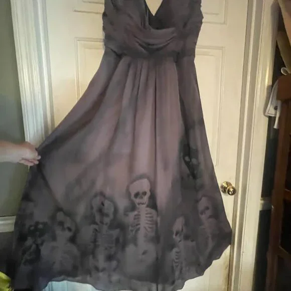 Perfect dress for your Spooky Halloween Soiree - Picture 2 of 4